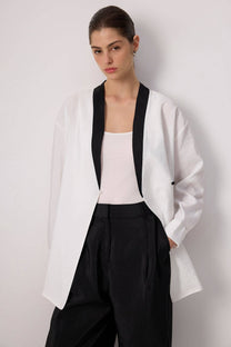 Blazer kimono bicolore bianco e nero con revers a contrasto