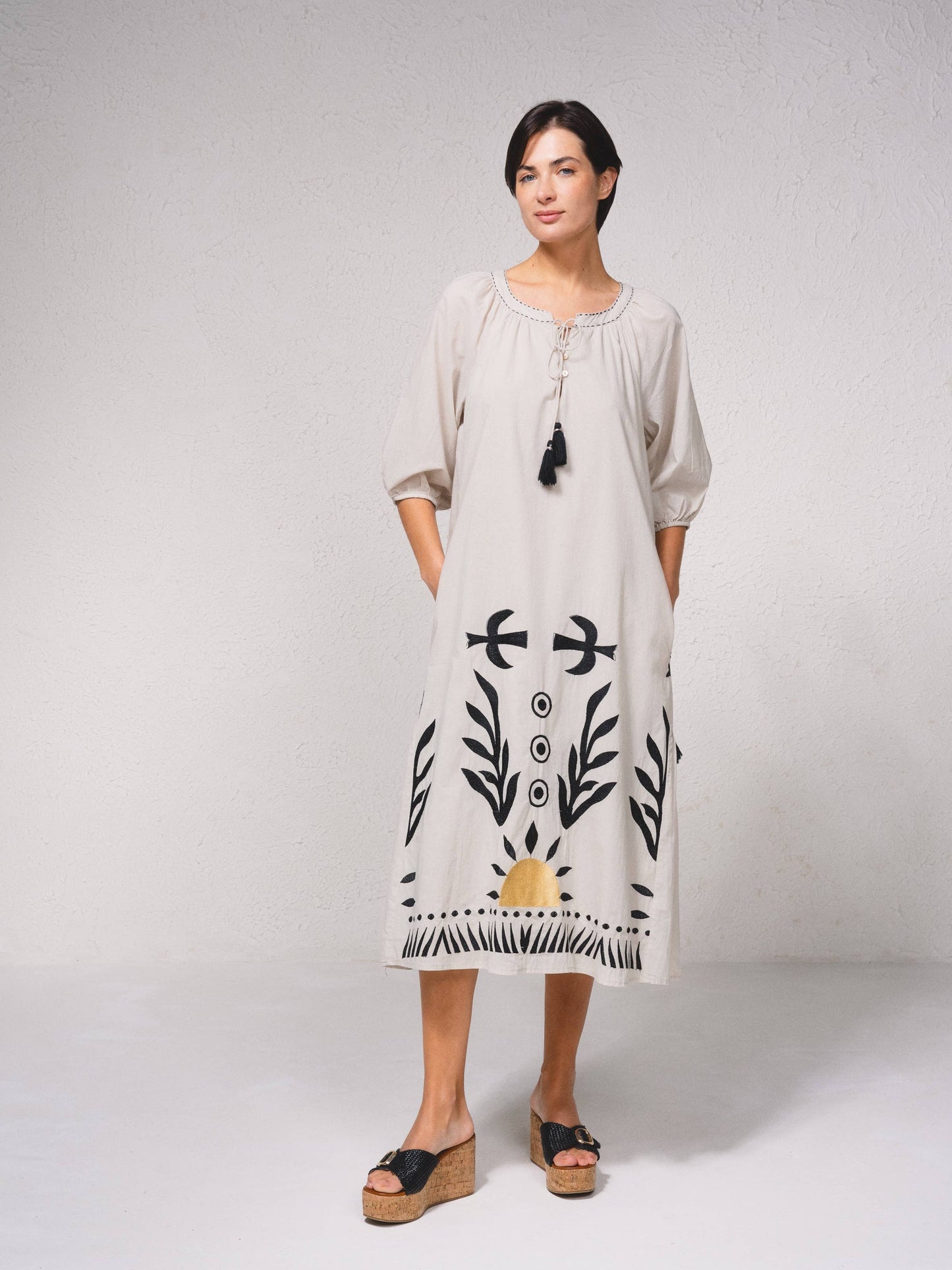 Abito midi ampio in cotone con ricamo e frange