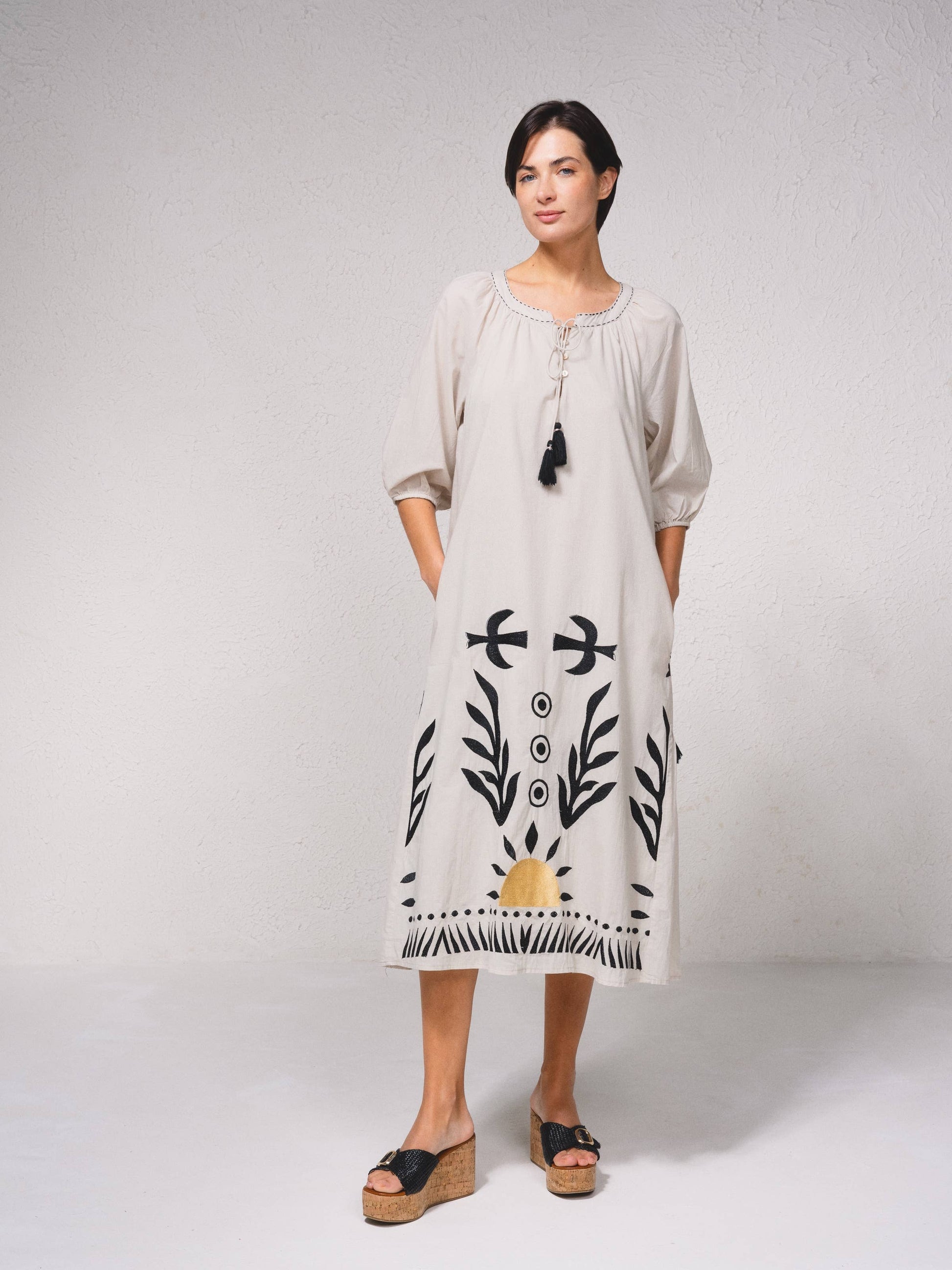 Abito midi ampio in cotone con ricamo e frange