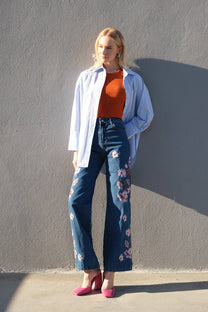 Jeans in denim a vita alta con ricamo floreale