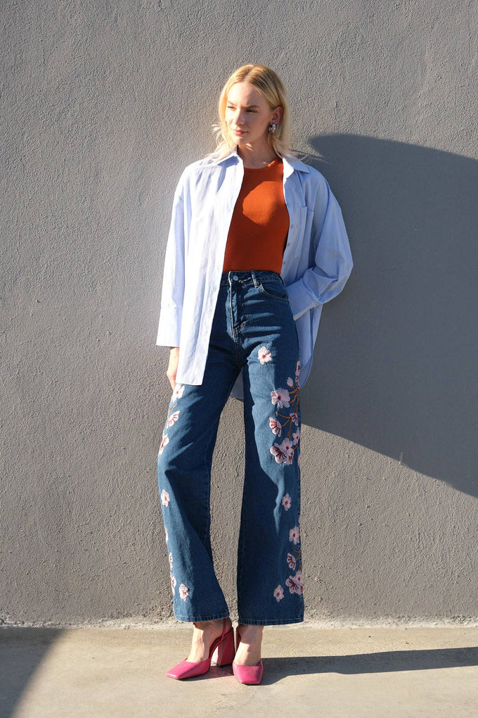 Jeans in denim a vita alta con ricamo floreale