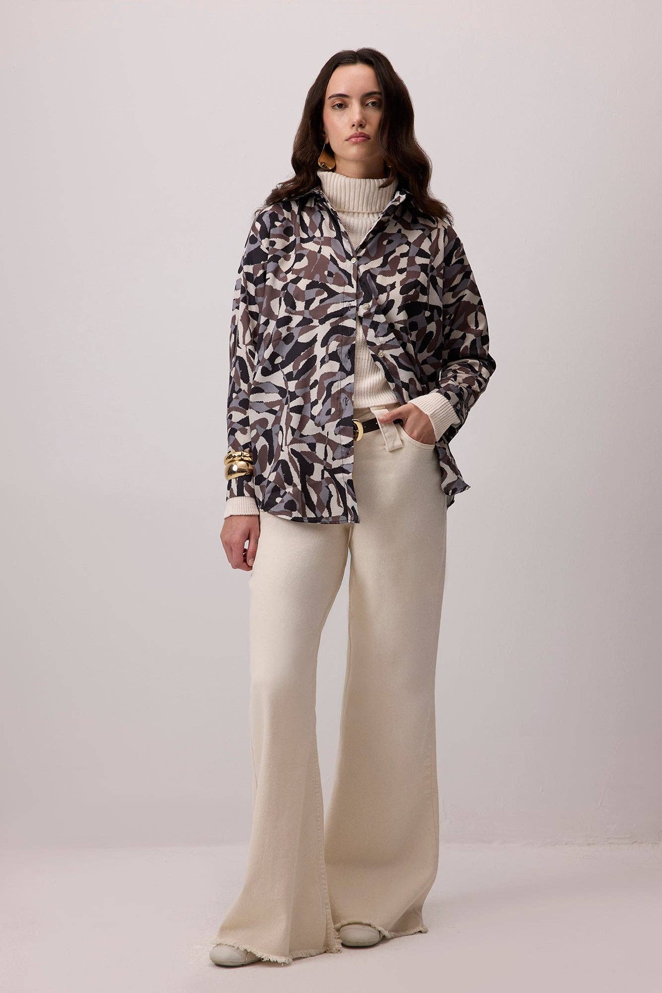 Camicia oversize in viscosa con stampa astratta