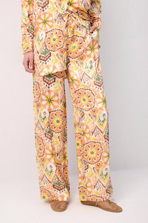 Completo boho con camicia stampata e pantaloni palazzo