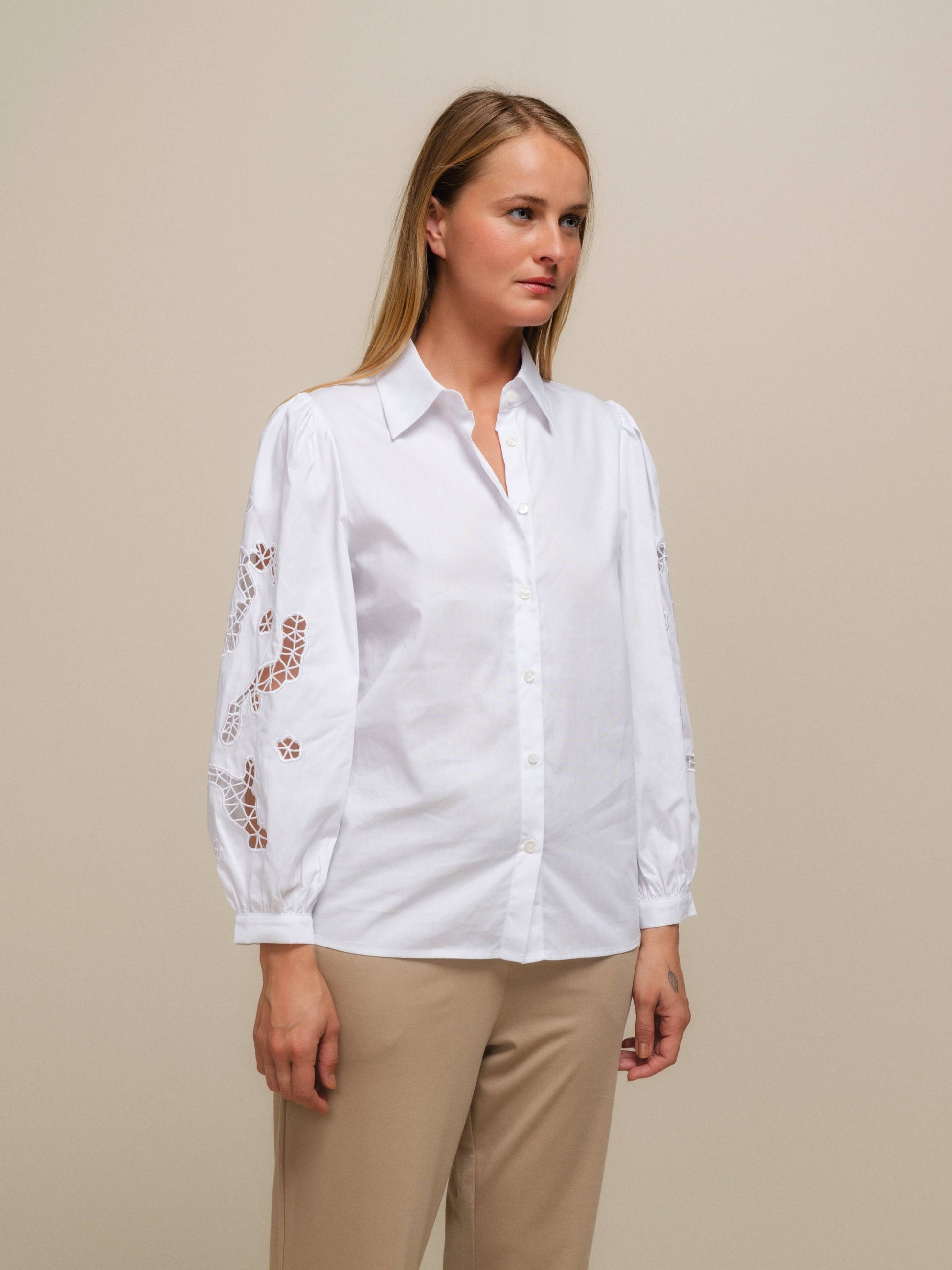 Blusa in cotone con maniche ricamate