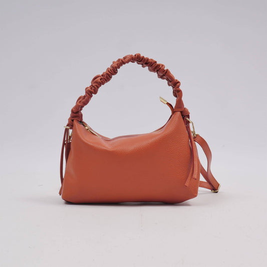 Borsa a spalla in pelle martellata con manico arricciato