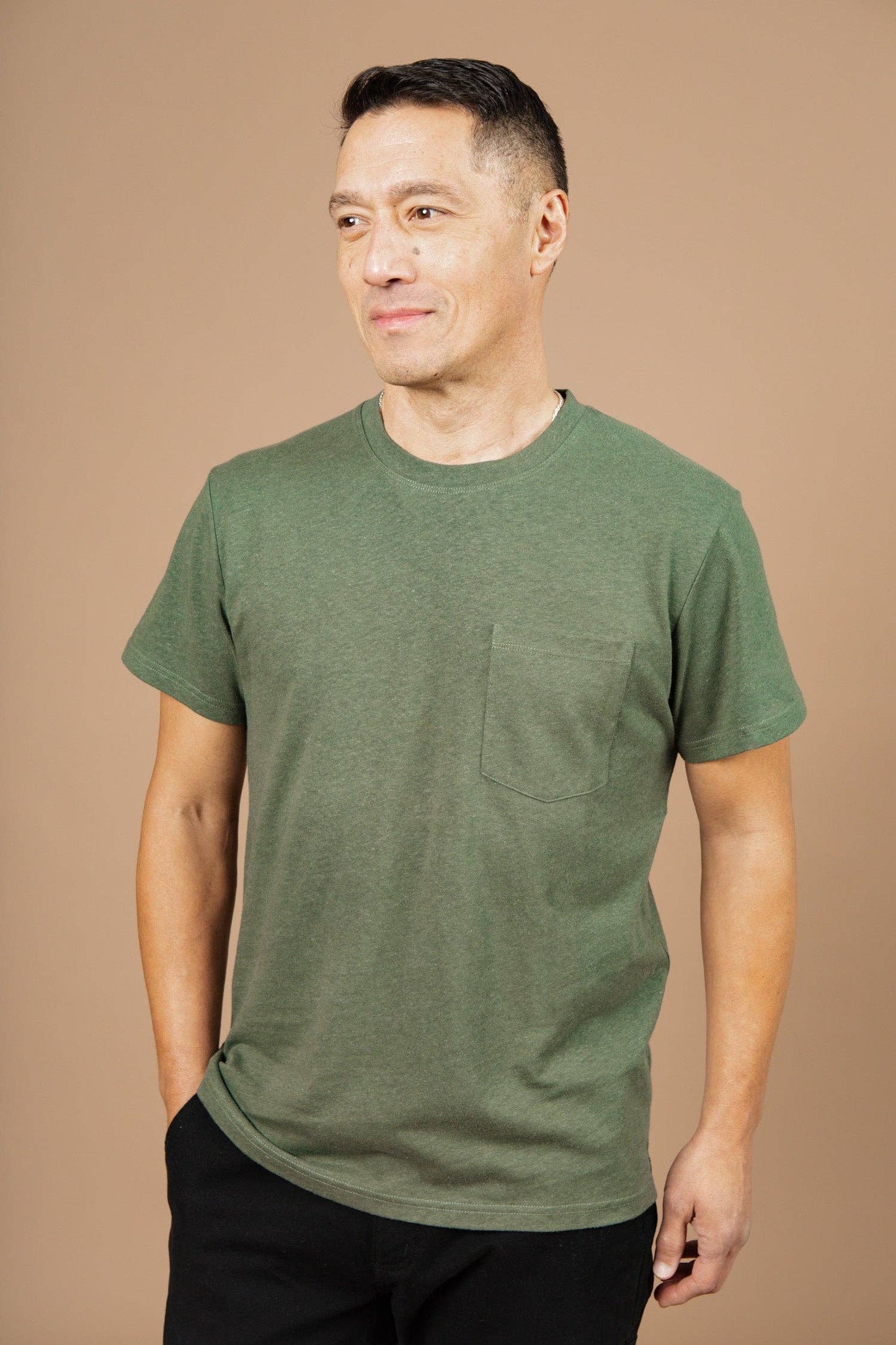 T-shirt con taschino in canapa biologica color Cipresso