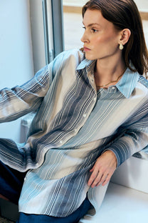 Camicia in cotone a righe testurizzate dalla vestibilità comoda in tonalità blu freddo