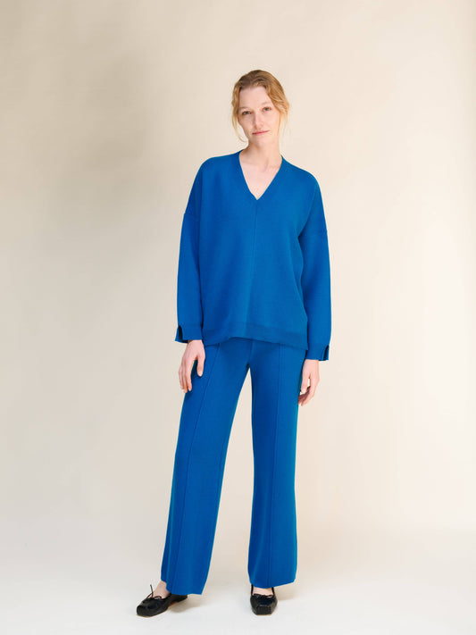 Maxi maglia oversize in misto cashmere con scollo a V e spacchi laterali