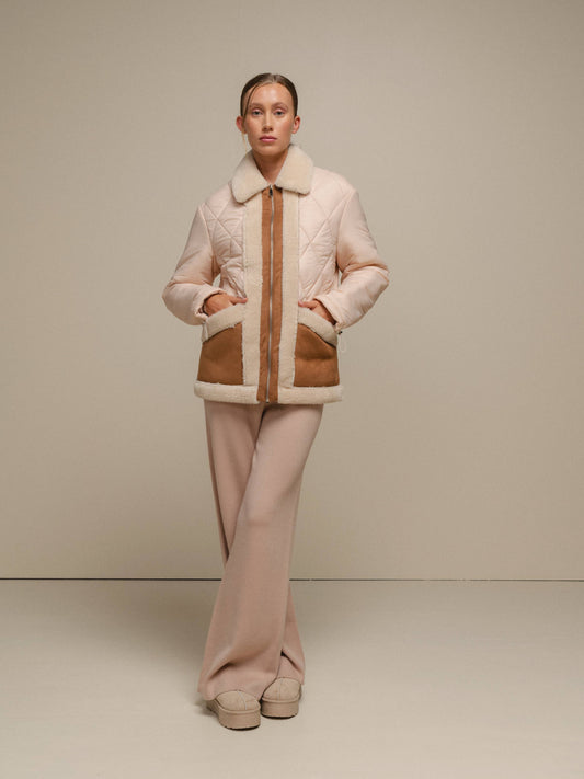 Giacca trapuntata bicolor con profili teddy e zip