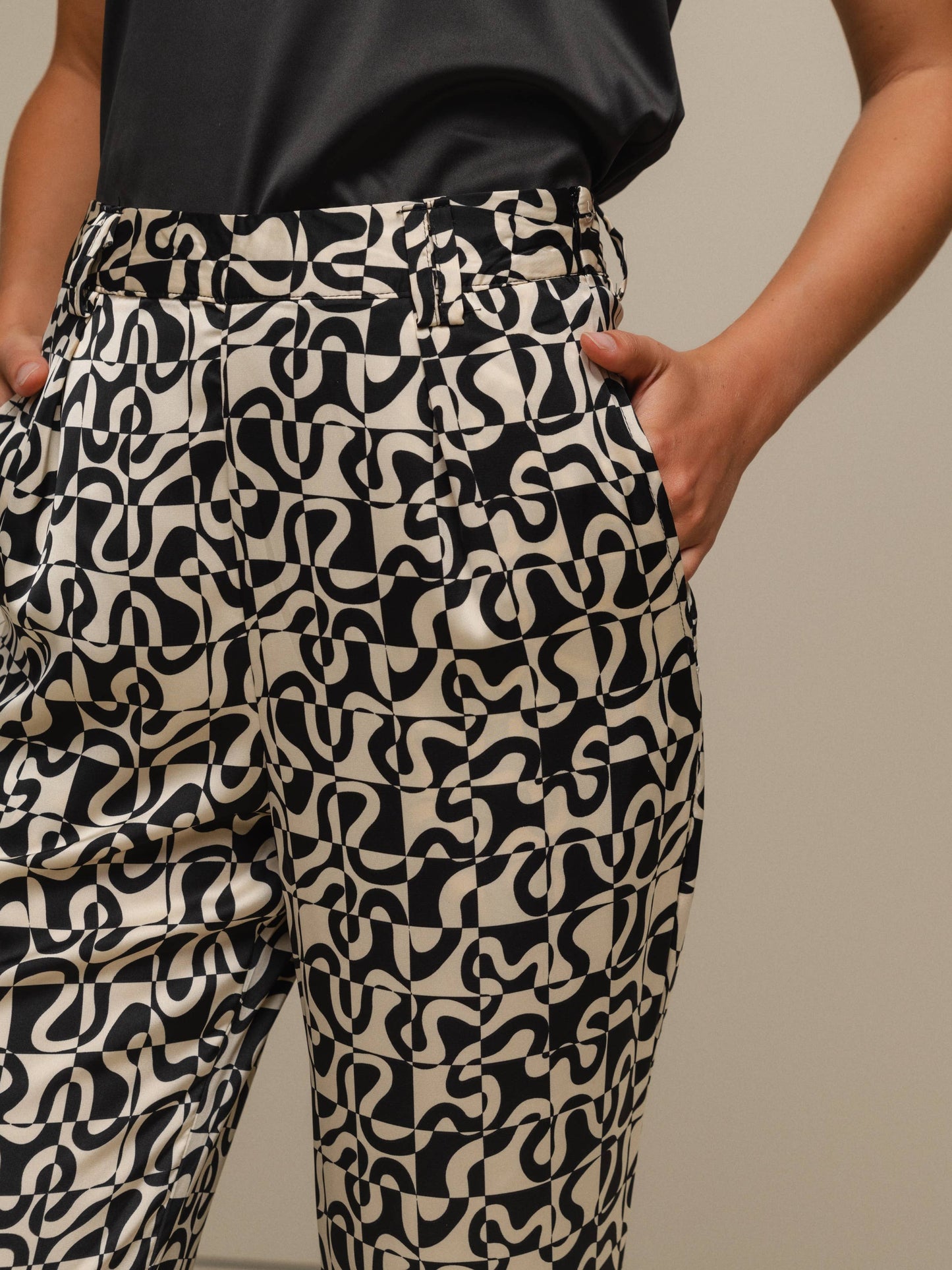 Pantaloni a fantasia geometriche effetto perlato