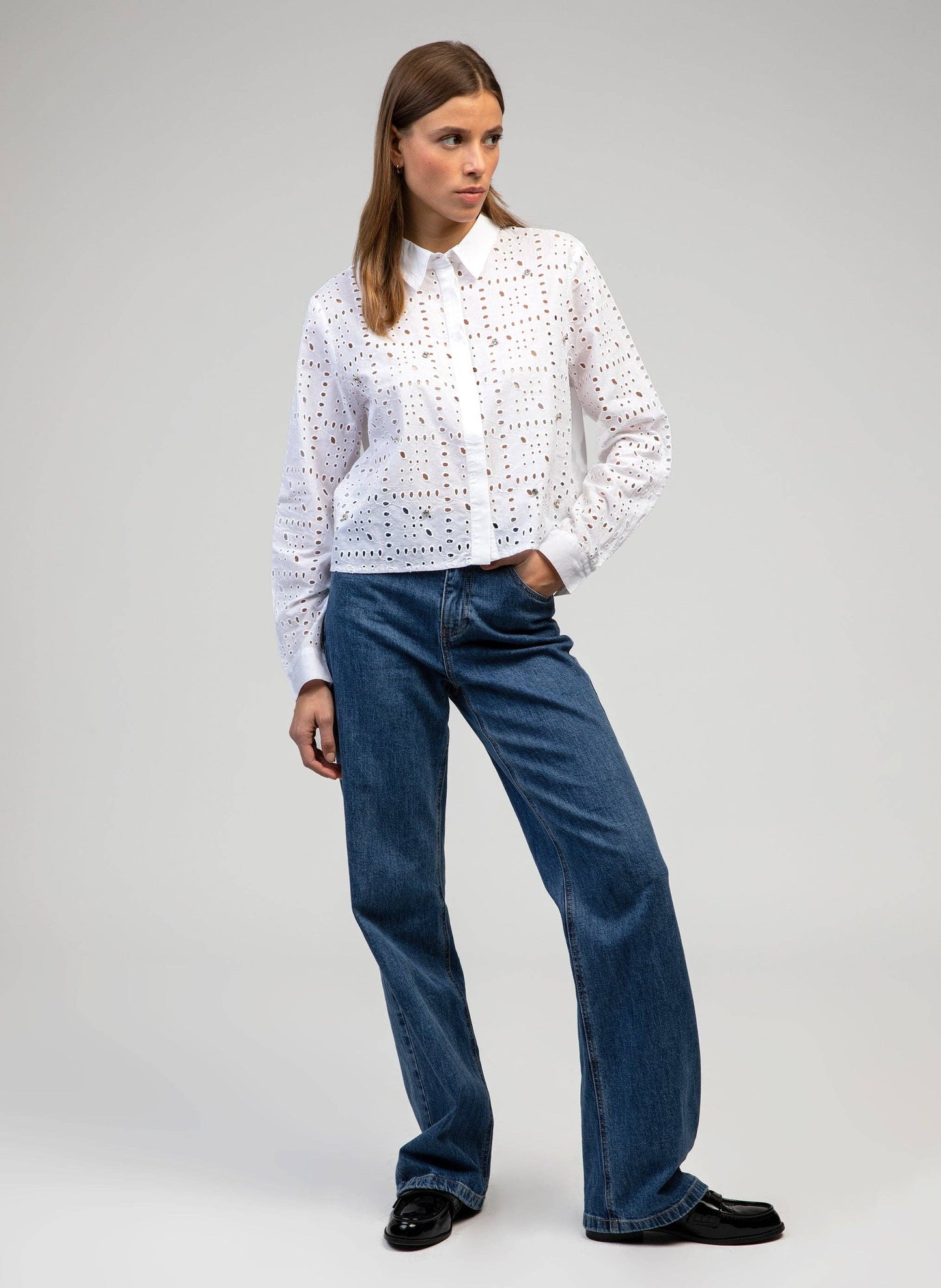 Camicia bianca in voile di cotone traforato