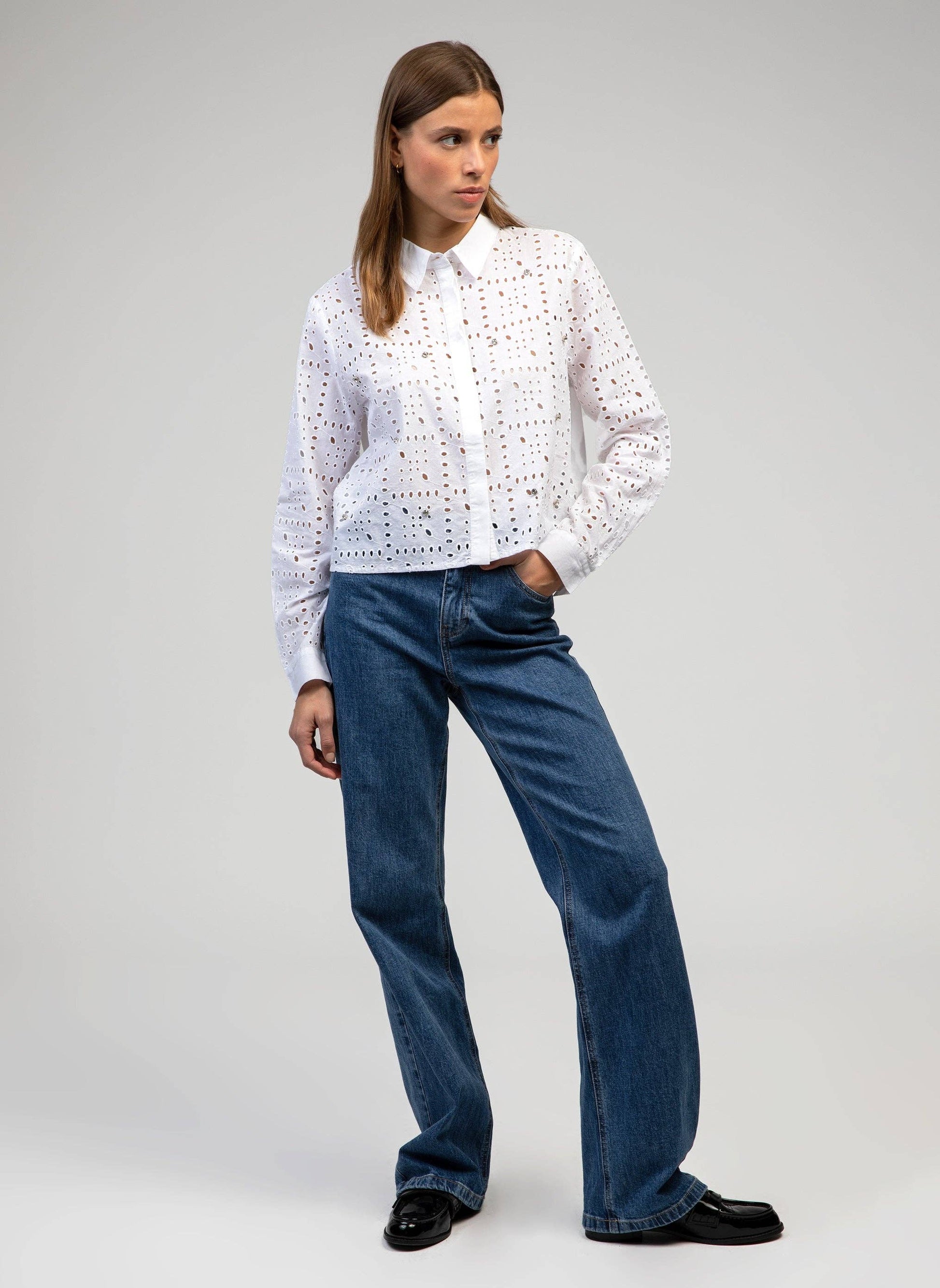 Camicia bianca in voile di cotone traforato