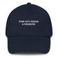 Cappellino con ricamo "This Guy Needs a Negroni"