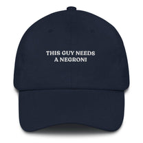 Cappellino con ricamo "This Guy Needs a Negroni"