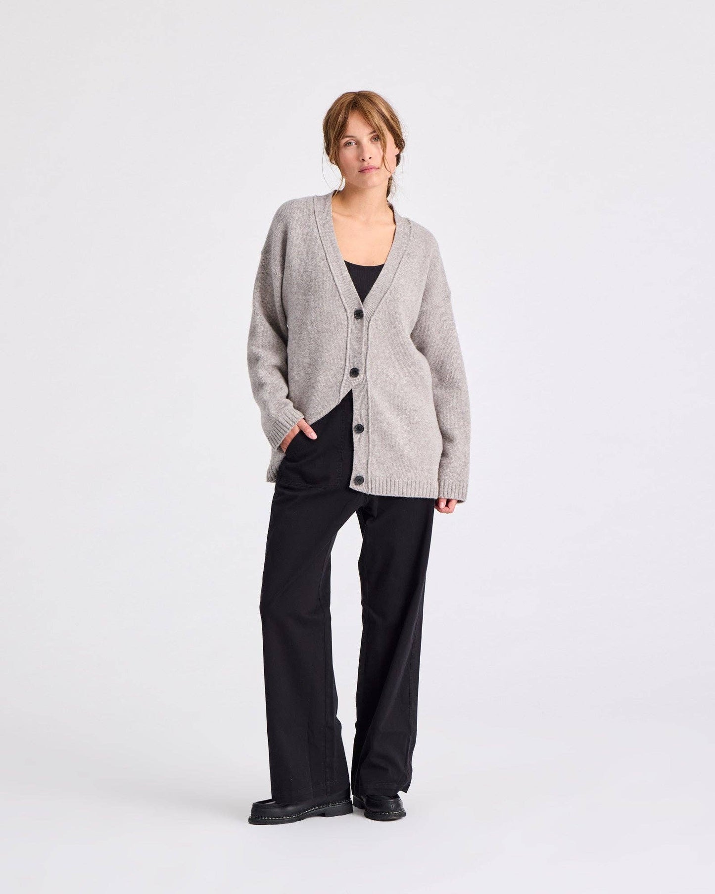 Cardigan Edith in lana d’agnello grigio pietra