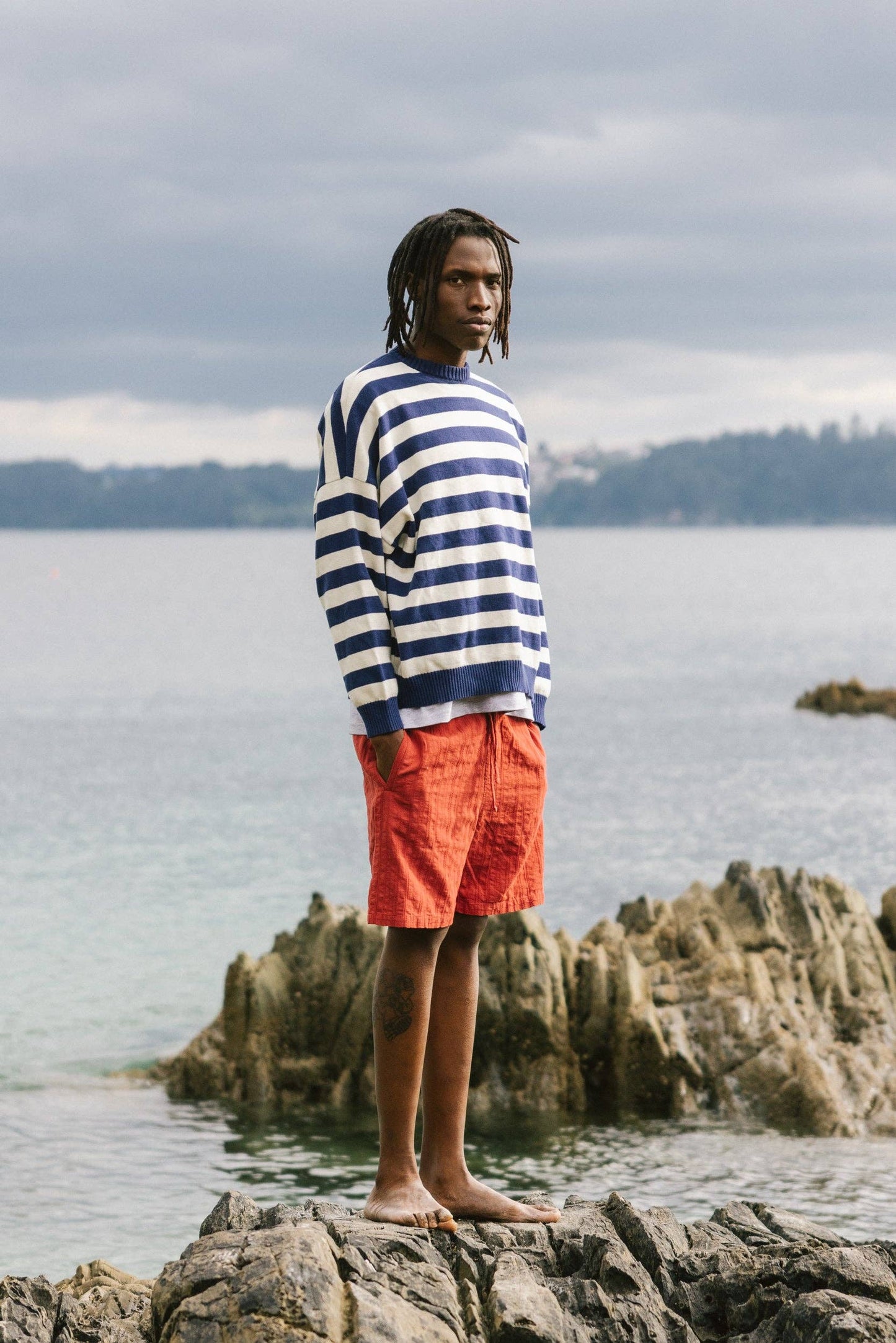 Maglione a righe navy in cotone biologico
