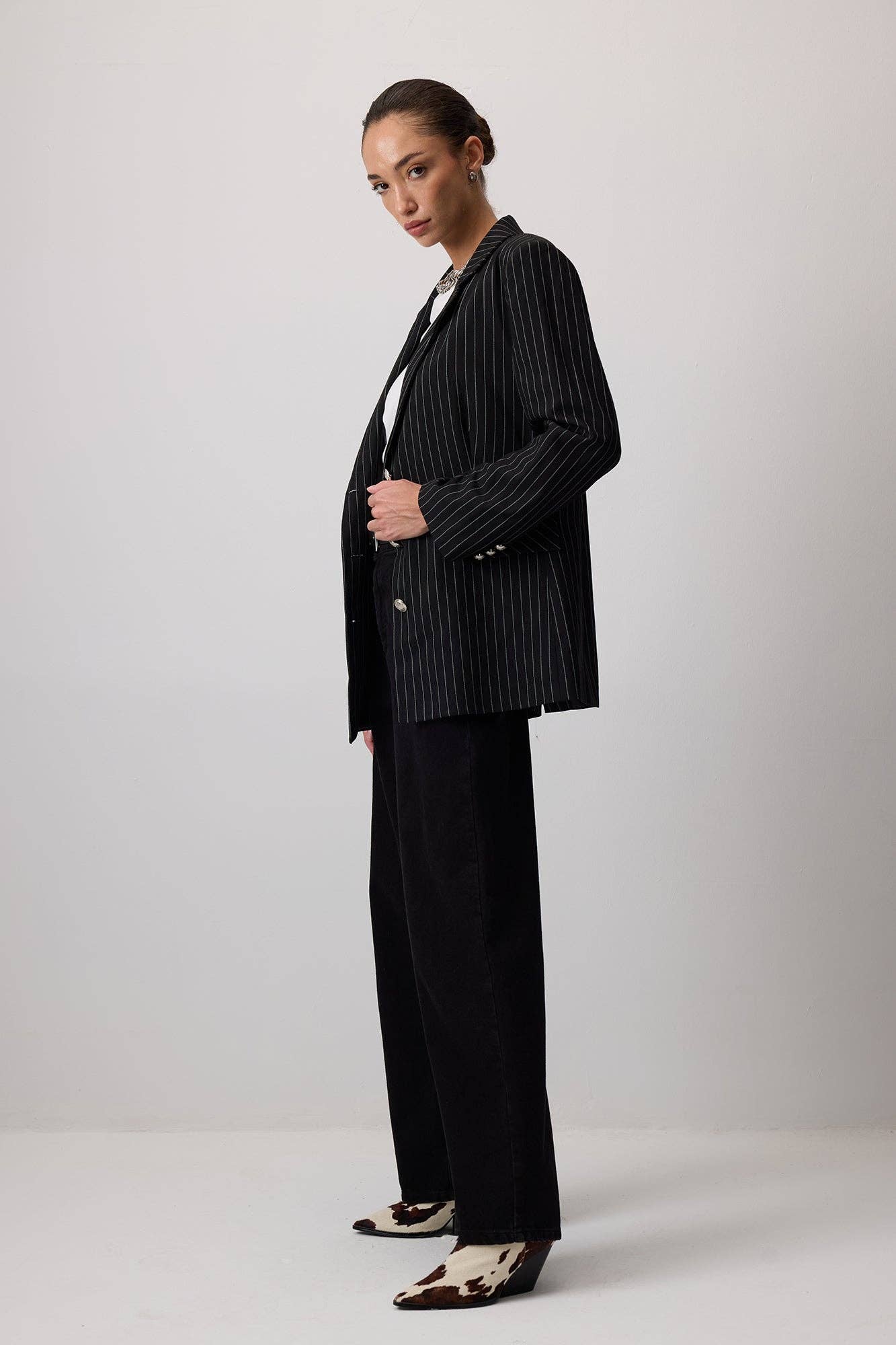 Blazer gessato nero con bottoni metallici