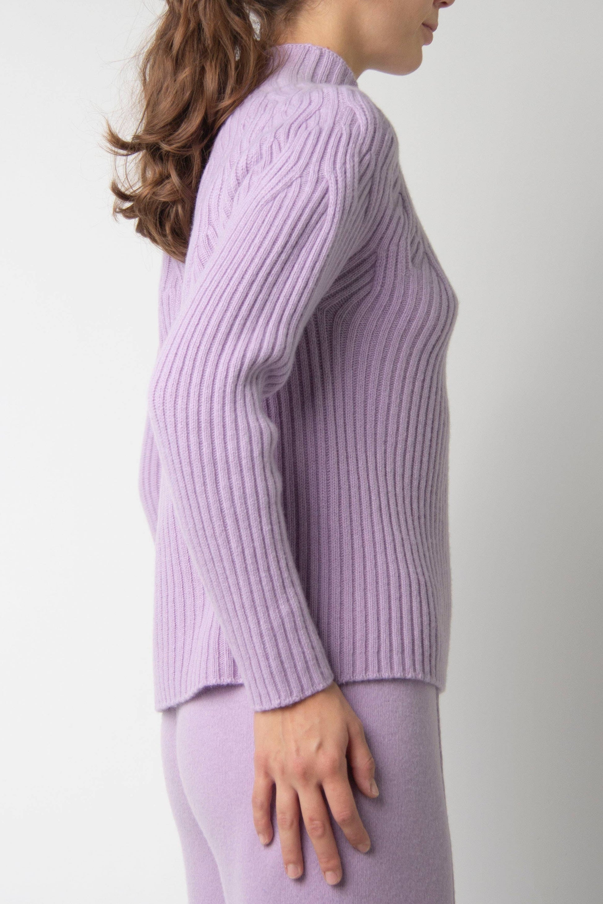 Maglione a collo alto in misto cashmere con trecce 3D