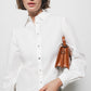 Camicia bianca essenziale con dettaglio sul retro