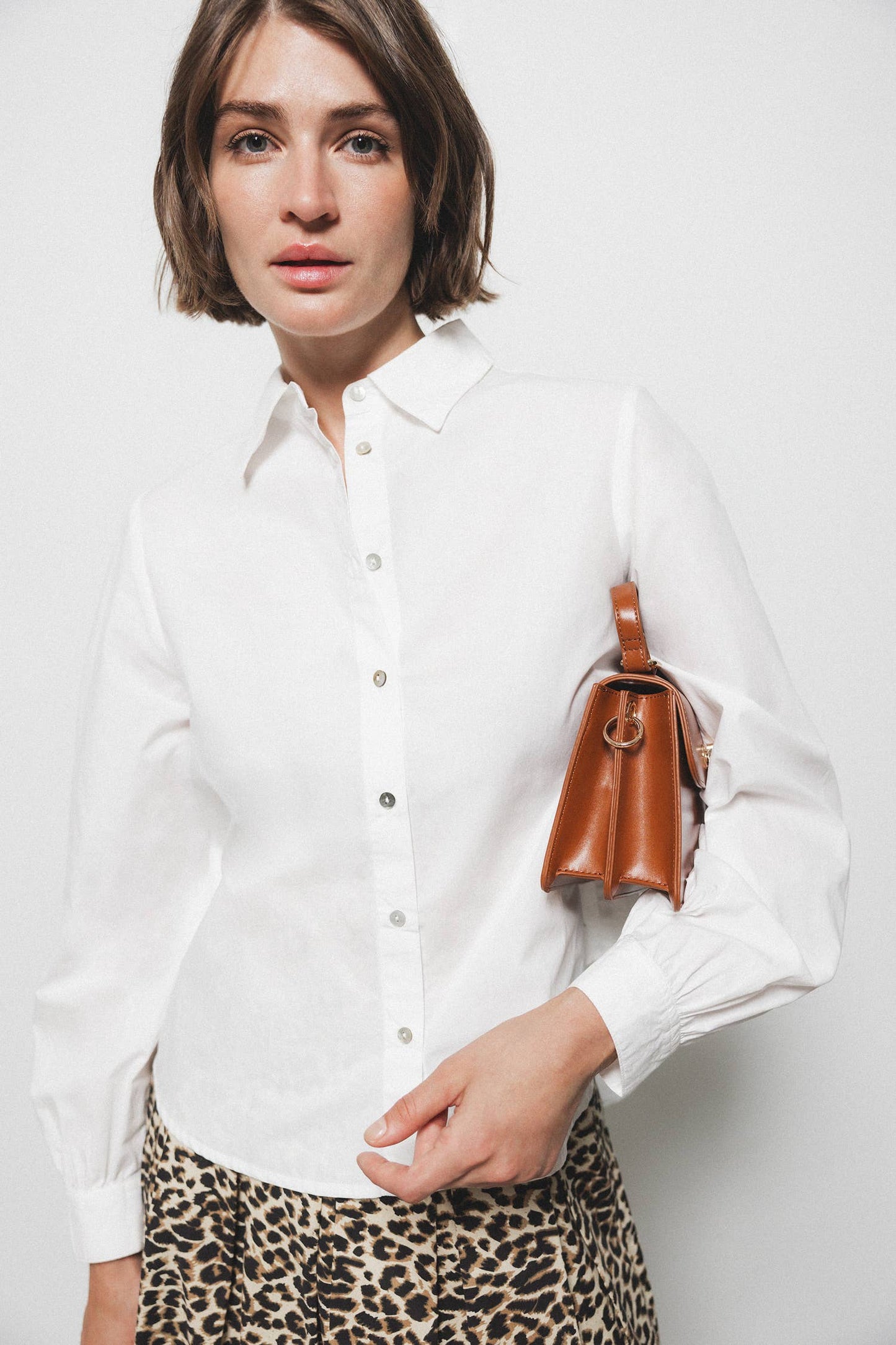 Camicia bianca essenziale con dettaglio sul retro