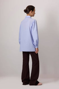 Camicia oversize in cotone con fiore al collo blu