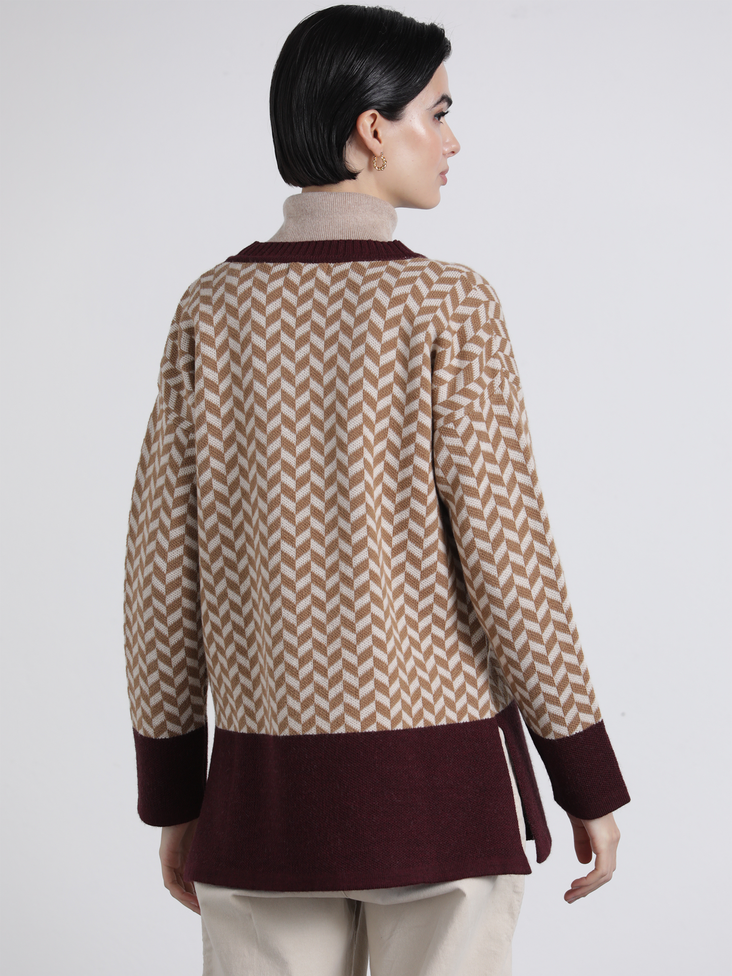 Maglia jacquard con scollo a V bicolore