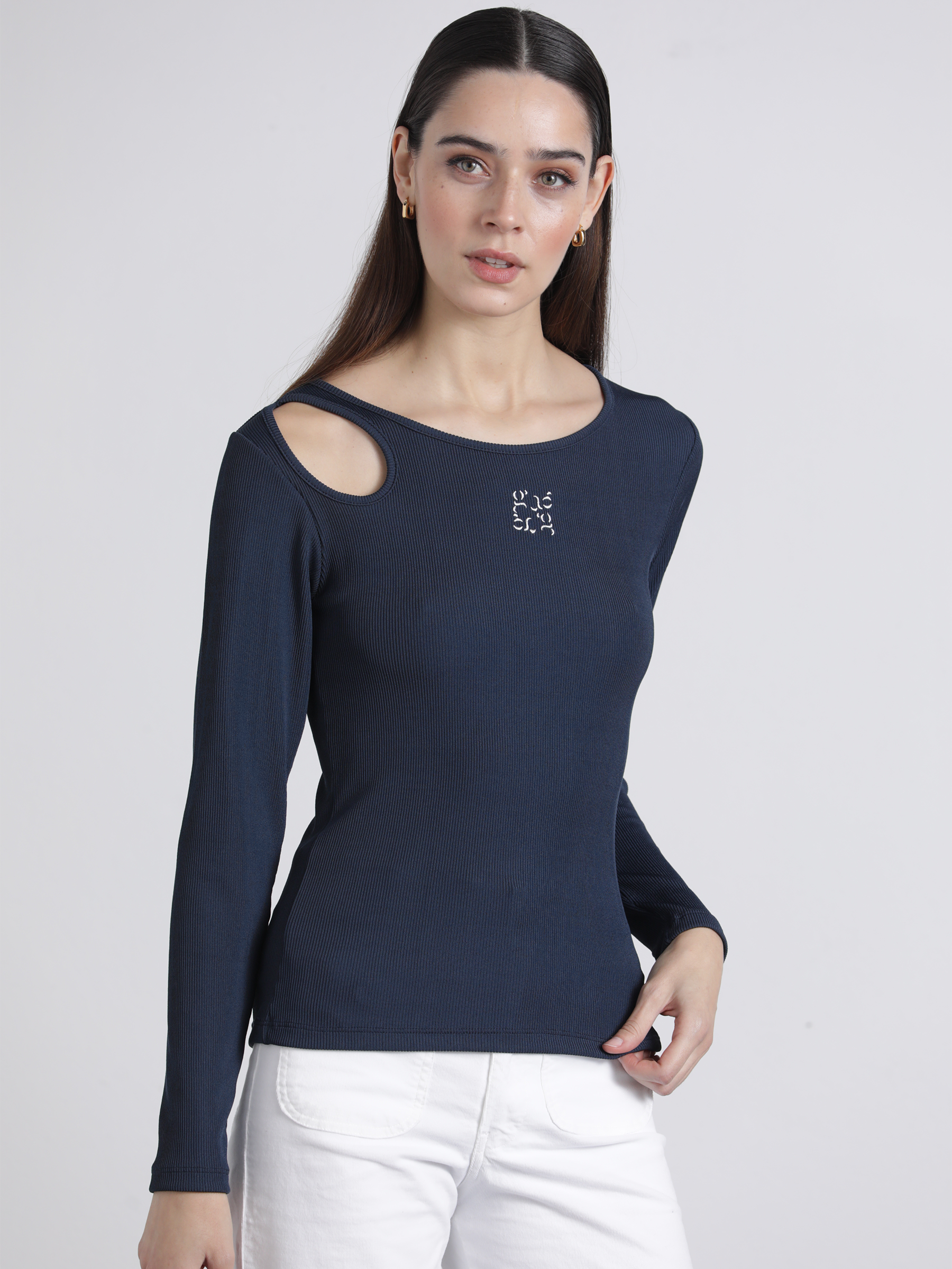 Top a costine con cut-out e ricamo