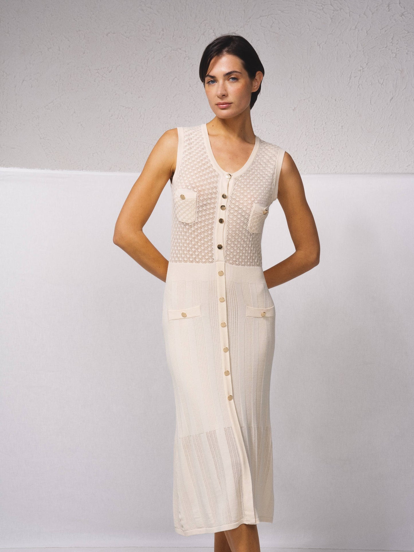 Abito midi in maglia aderente con bottoni dorati