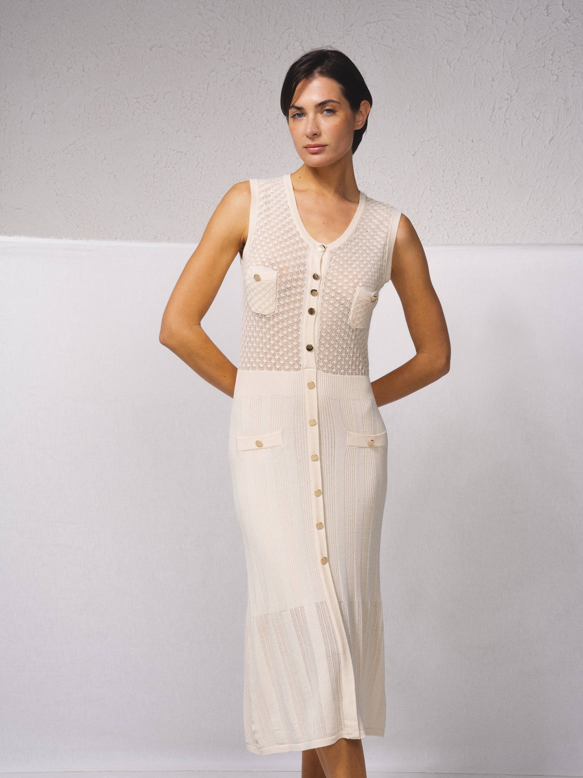 Abito midi in maglia aderente con bottoni dorati