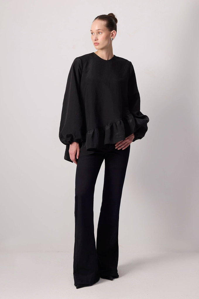Blusa nera con balza asimmetrica