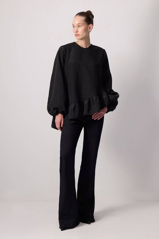 Blusa nera con balza asimmetrica