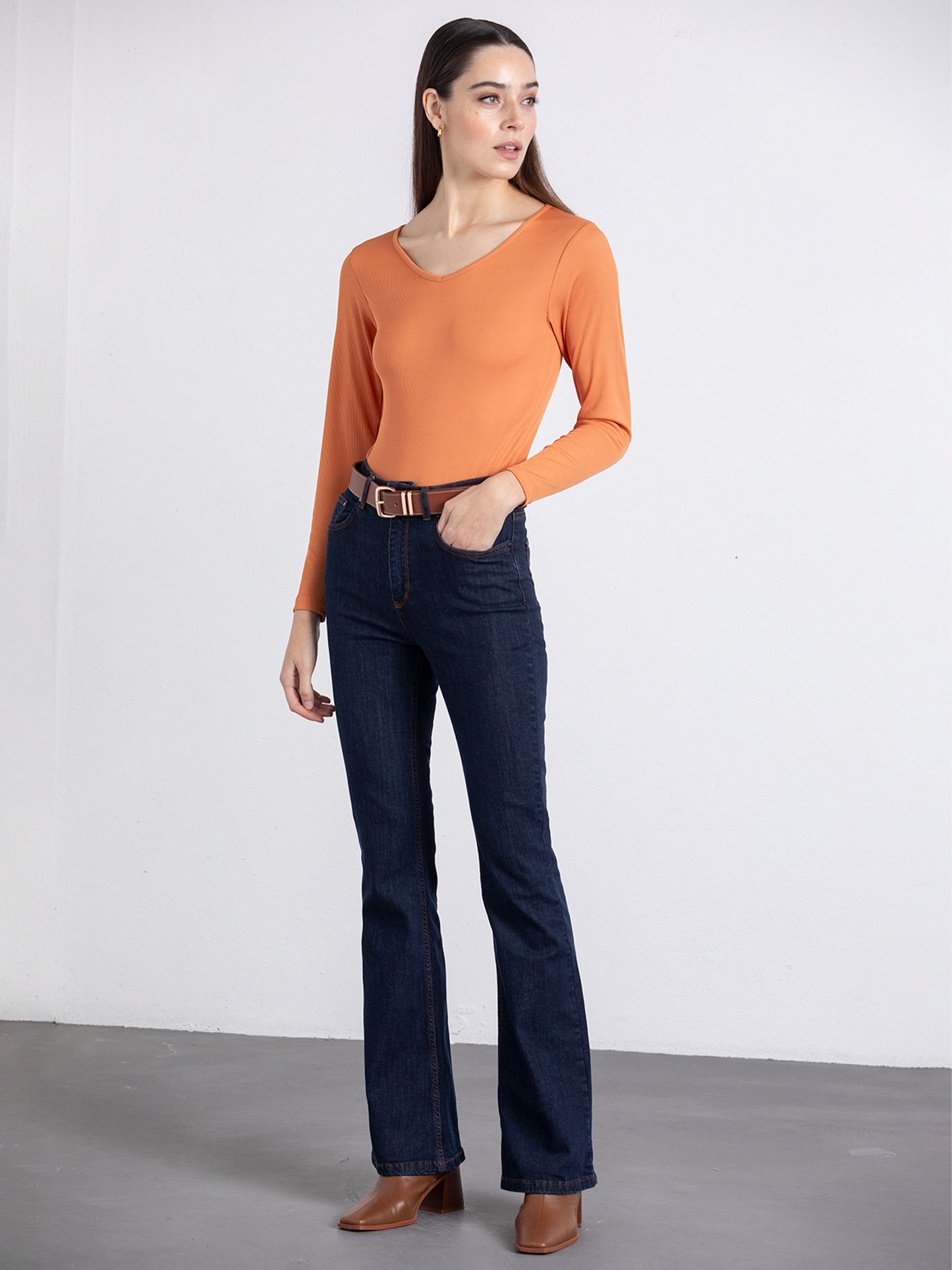 Maglia a costine arancione con scollo a V