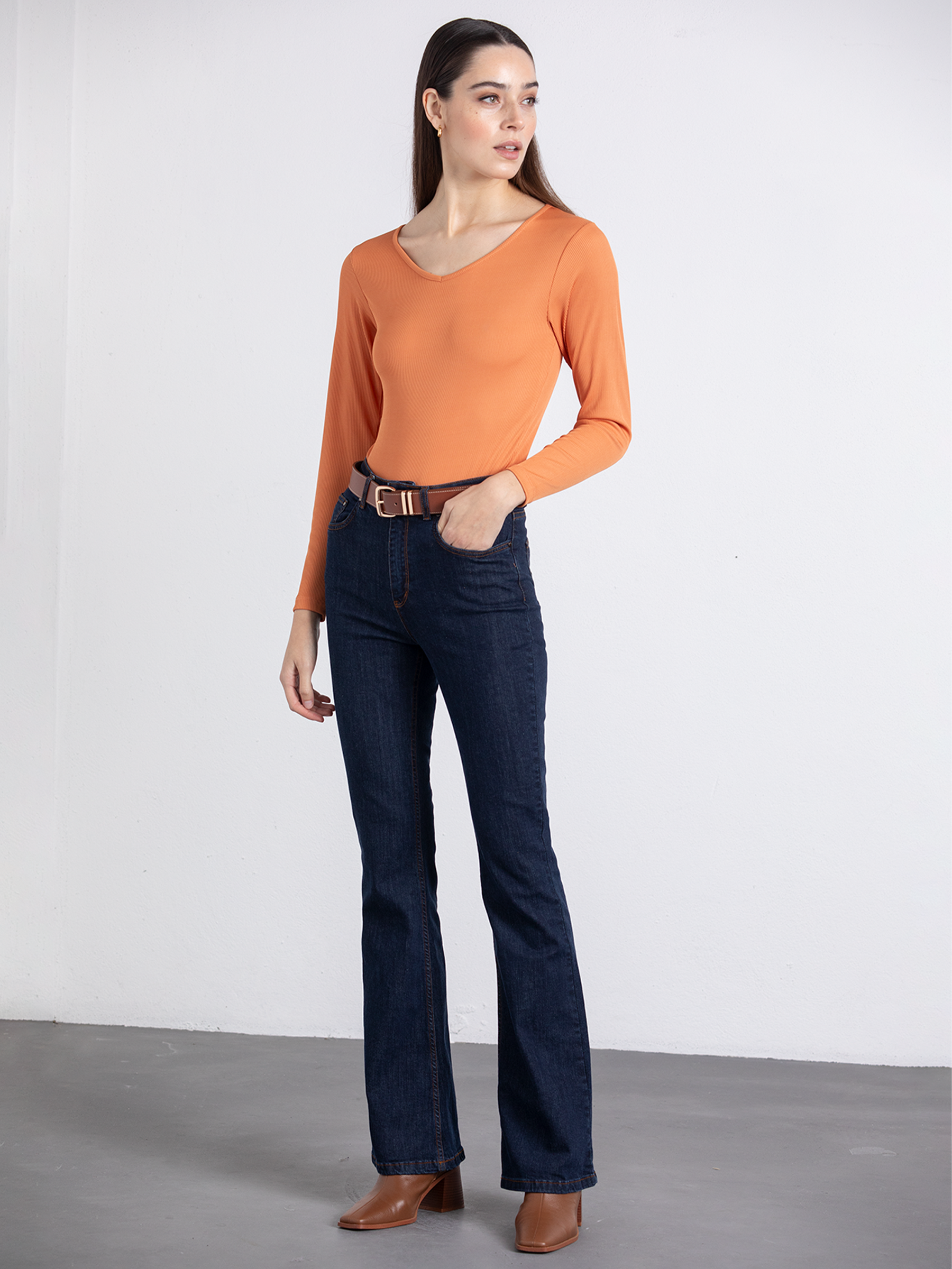 Maglia a costine arancione con scollo a V