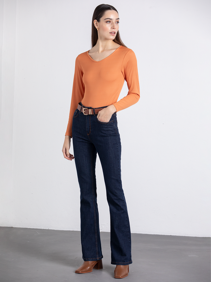 Maglia a costine arancione con scollo a V