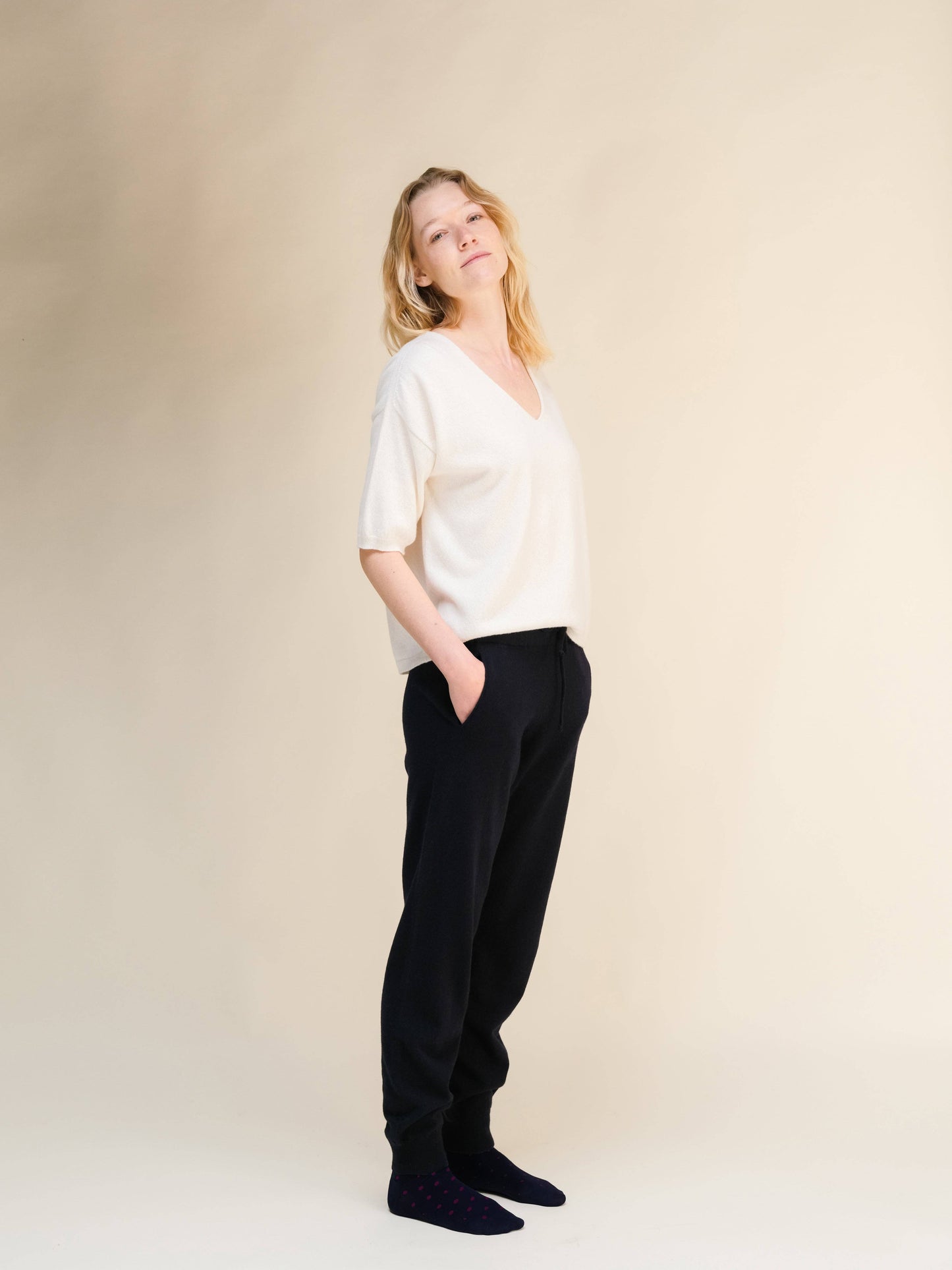 T-shirt in misto cashmere a scollo V seamless 3D-knit