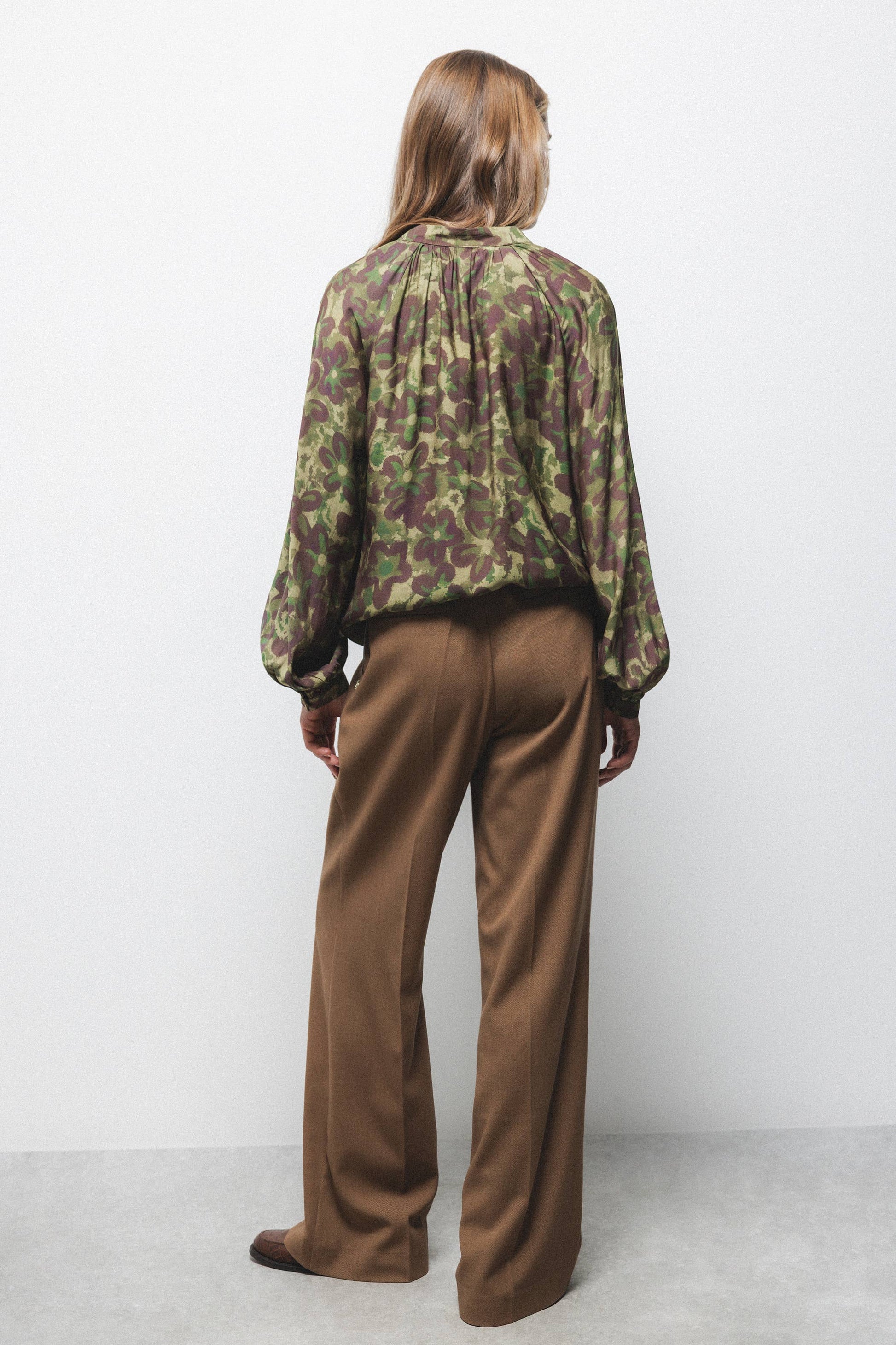 Pantaloni dritti eleganti con tasche oblique