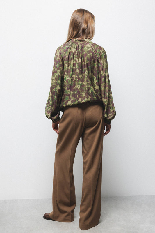 Pantaloni dritti eleganti con tasche oblique
