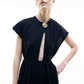 Abito elegante nero midi con scollo a occhiello e maniche a cappuccio