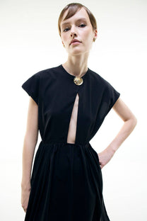 Abito elegante nero midi con scollo a occhiello e maniche a cappuccio