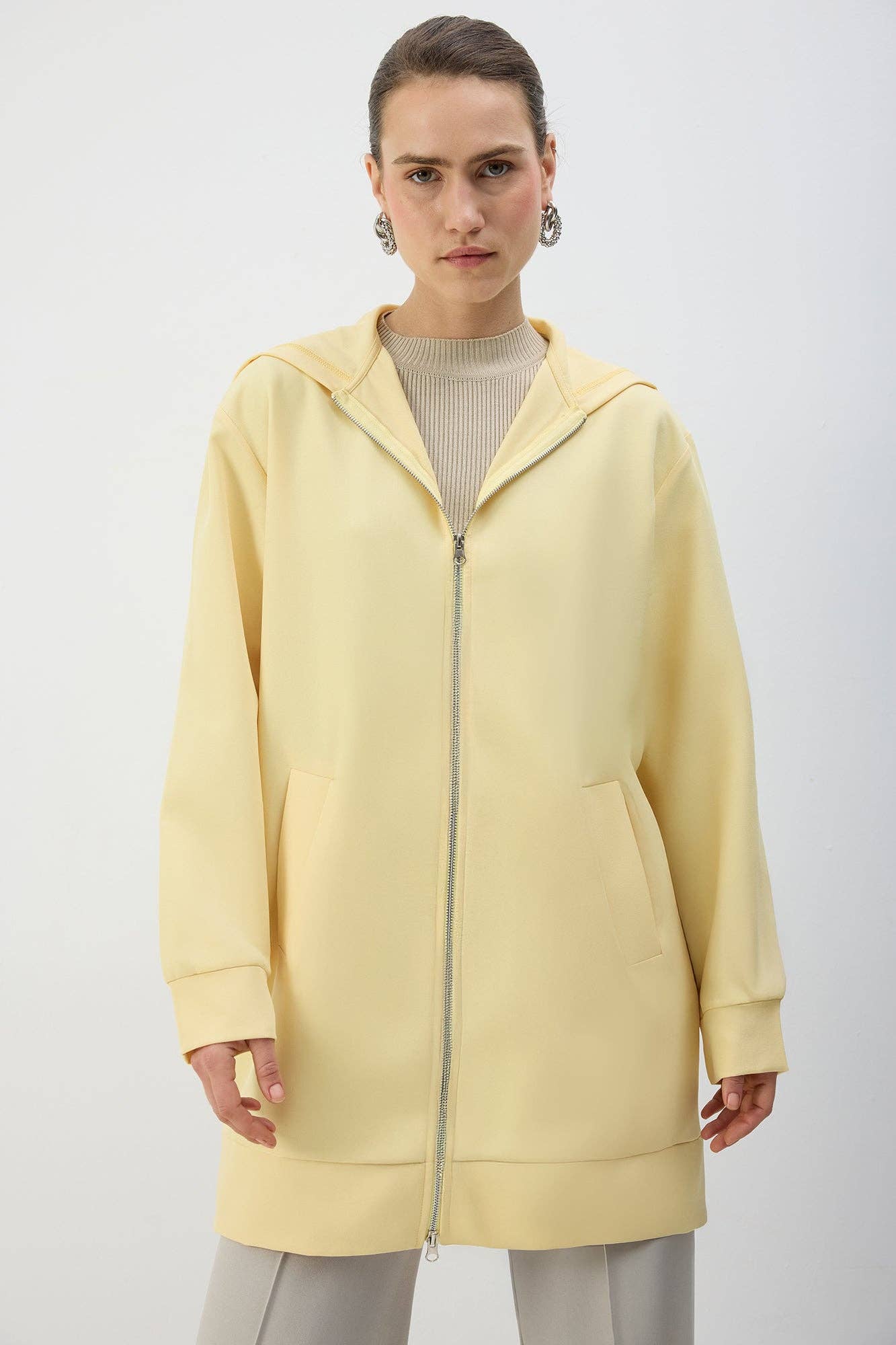 Giacca lunga con cappuccio e zip