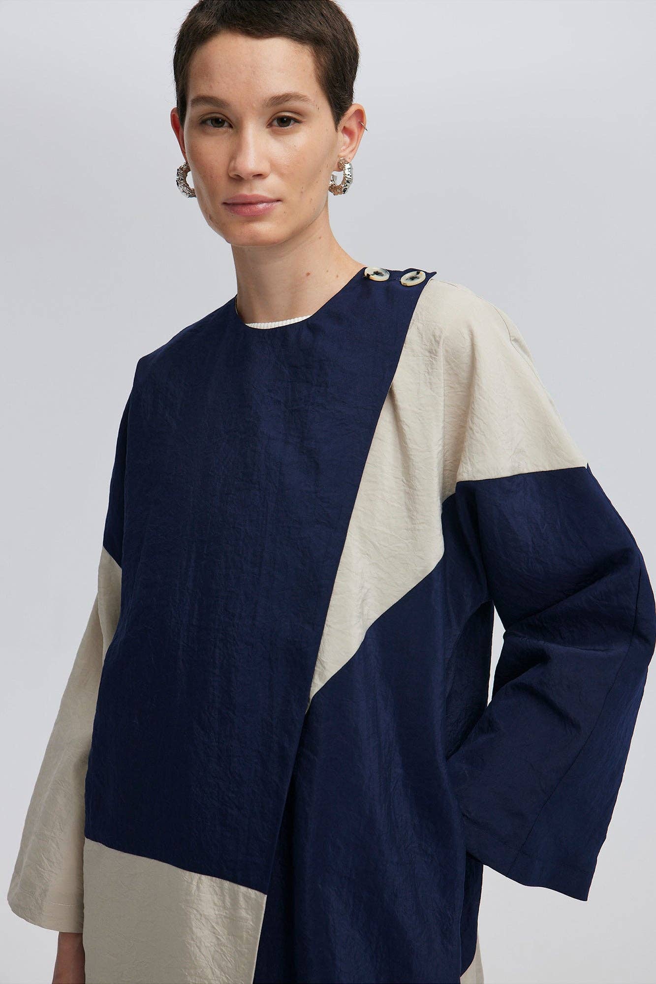 Trench lungo color block blu navy e beige