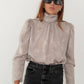Blusa jacquard con collo alto e maniche a sbuffo