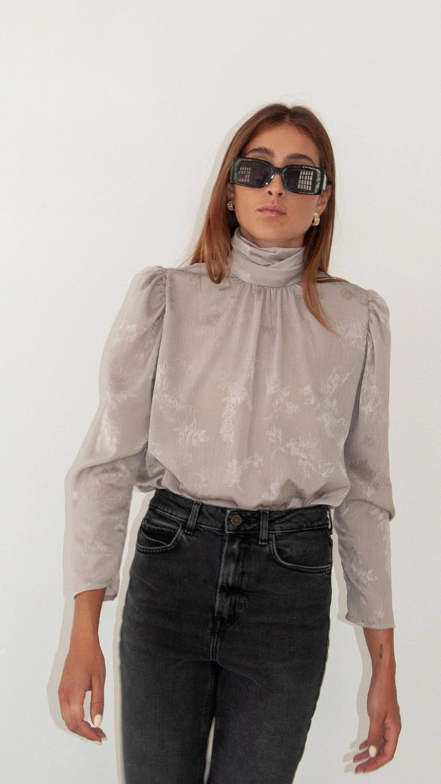 Blusa jacquard con collo alto e maniche a sbuffo