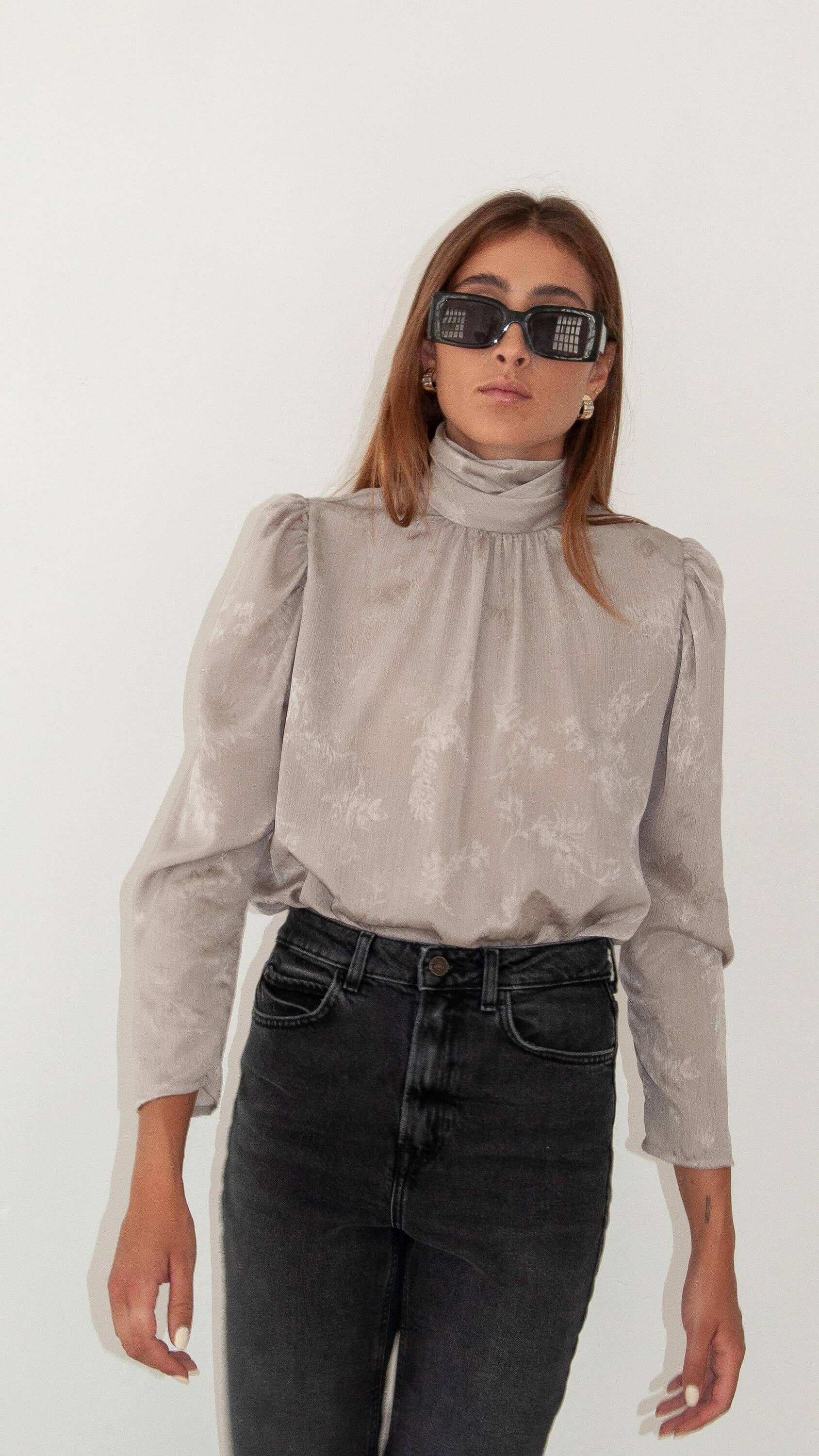 Blusa jacquard con collo alto e maniche a sbuffo