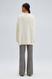 Maglione in maglia con bottoni asimmetrici ecru