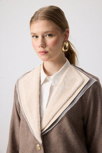 Giacca in feltro con maxi colletto in organza