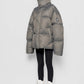 Piumino oversize con collo alto color pietra