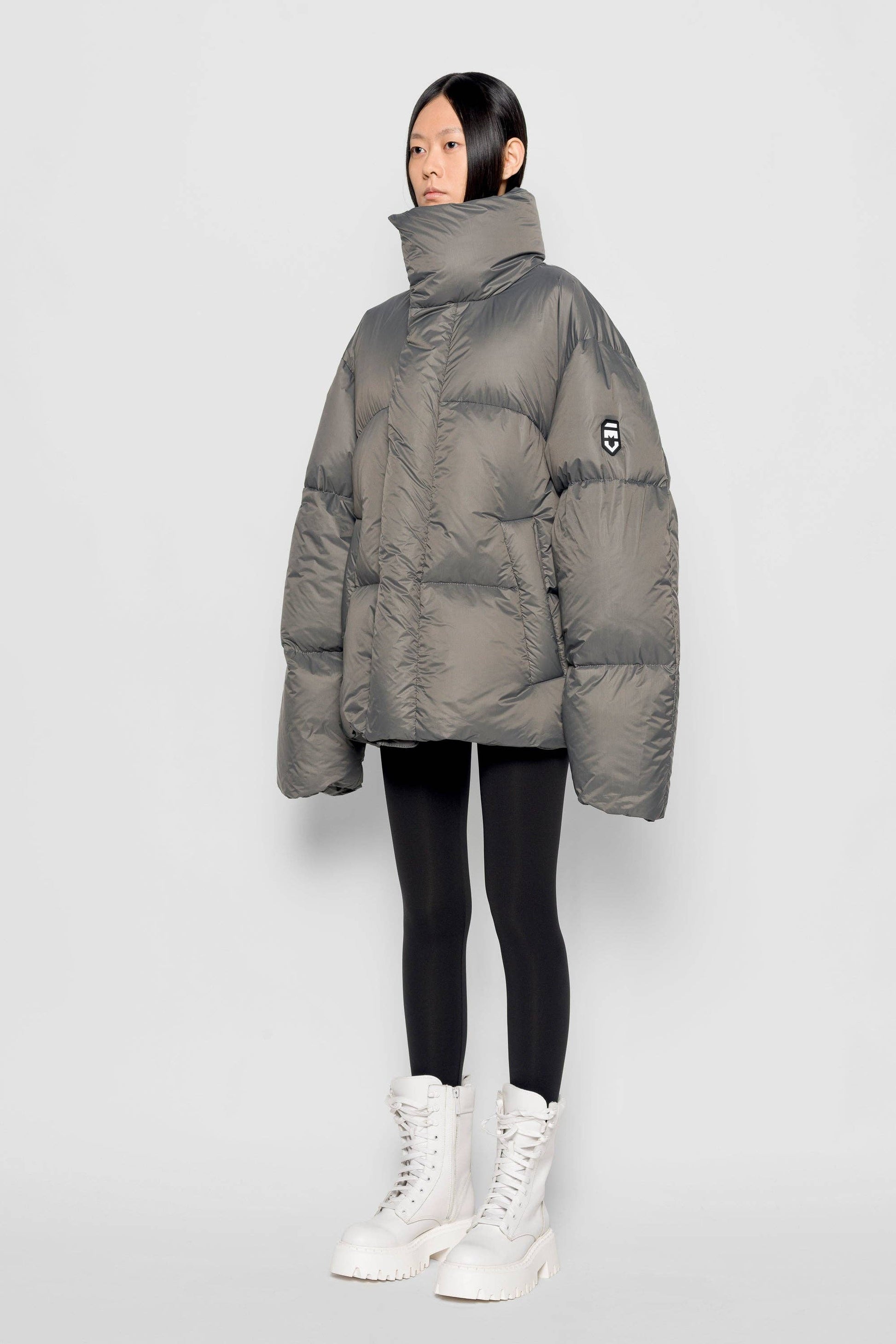 Piumino oversize con collo alto color pietra