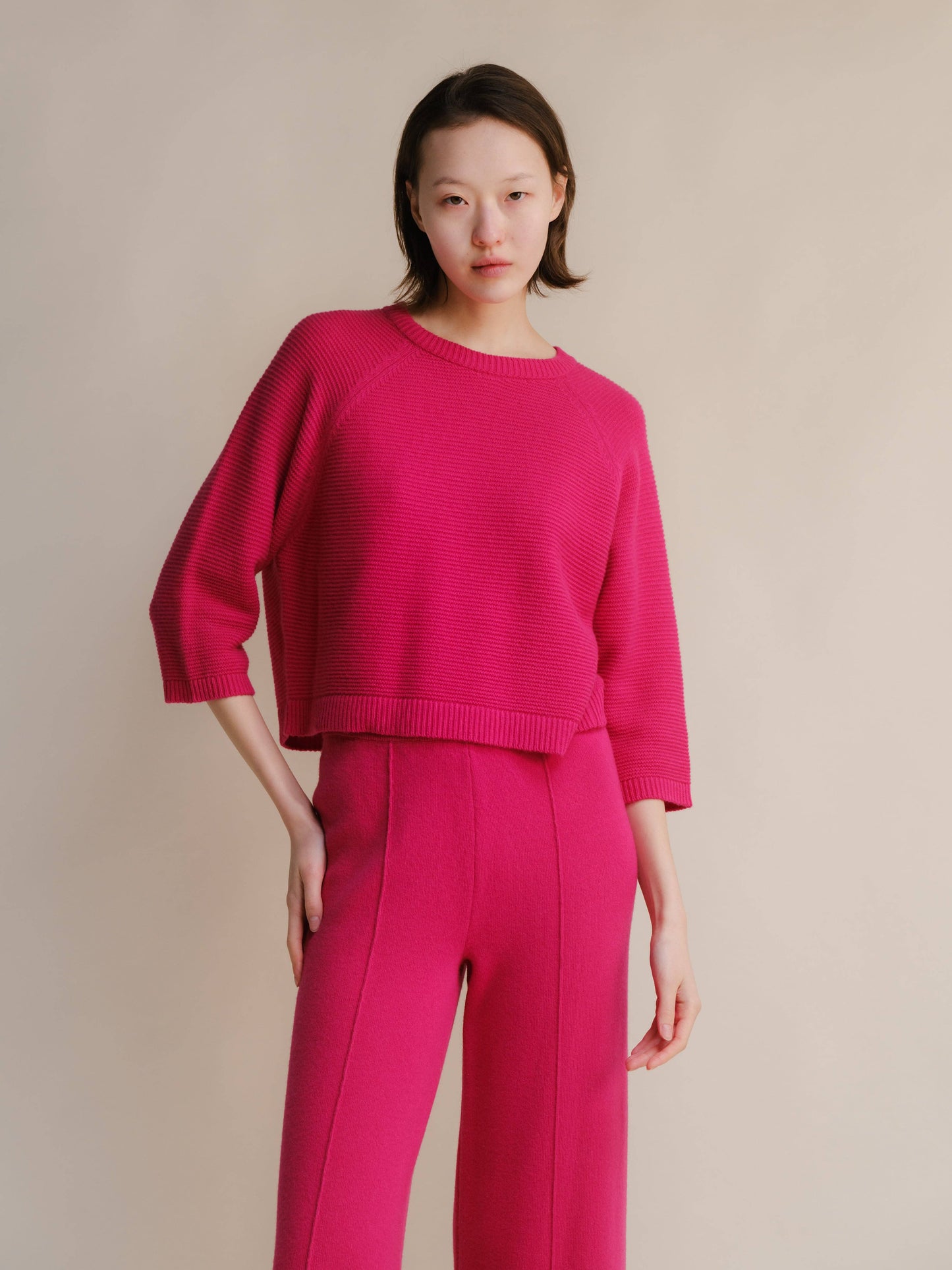 Maglione cropped in misto cashmere con maniche raglan 3/4