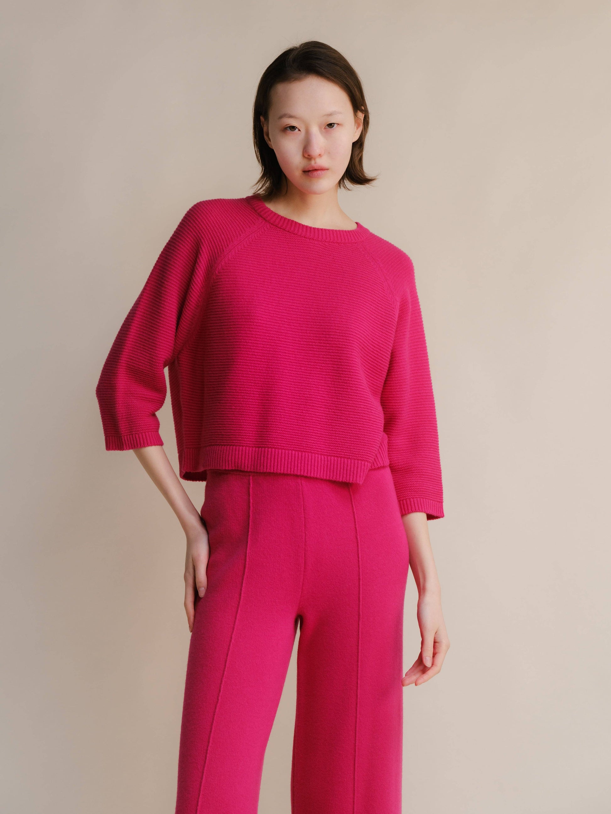 Maglione cropped in misto cashmere con maniche raglan 3/4
